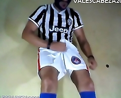ValesCabeza068  ERECT SOCCER  futbolista Erecto masturbandose con su SHORT!!!