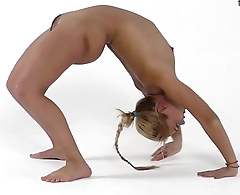 Blonde teen flexy cooky shows her talents